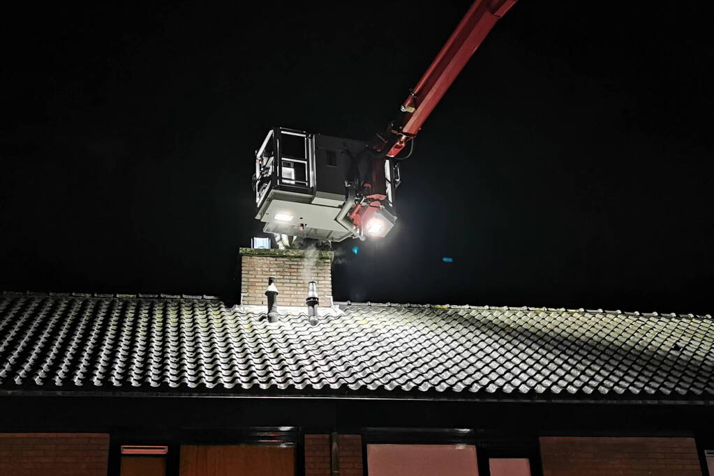 Brand in schoorsteen van woning