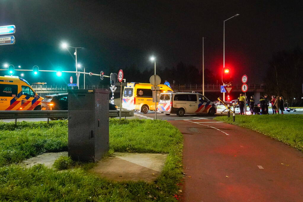 Politiebus schept twee vrouwen op scooter