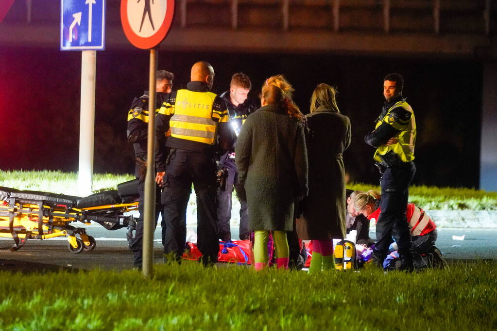 Politiebus schept twee vrouwen op scooter