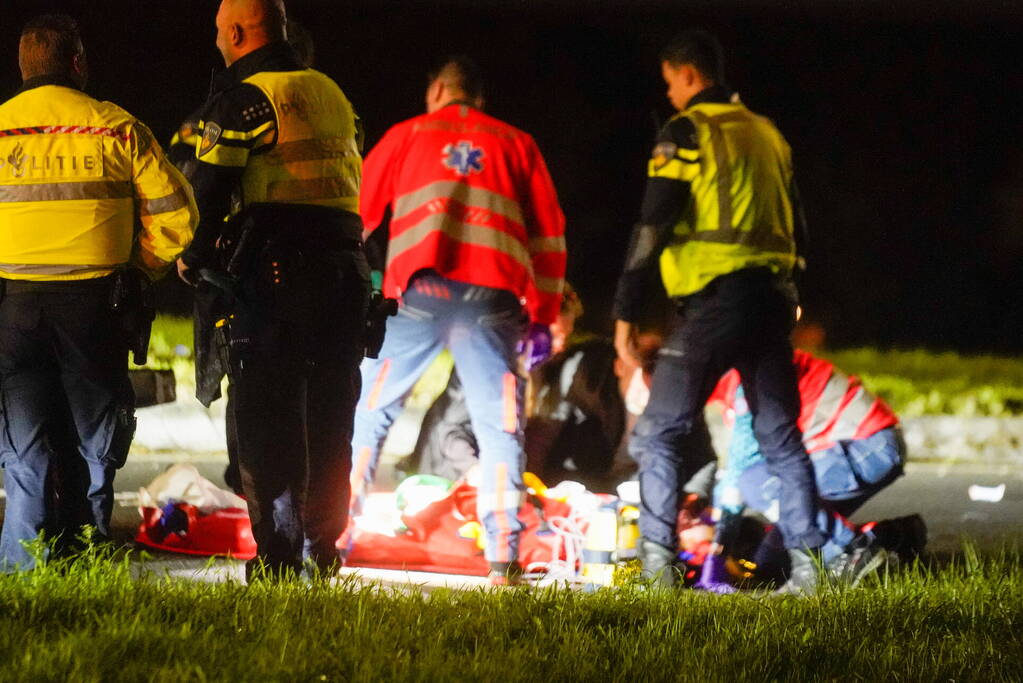 Politiebus schept twee vrouwen op scooter