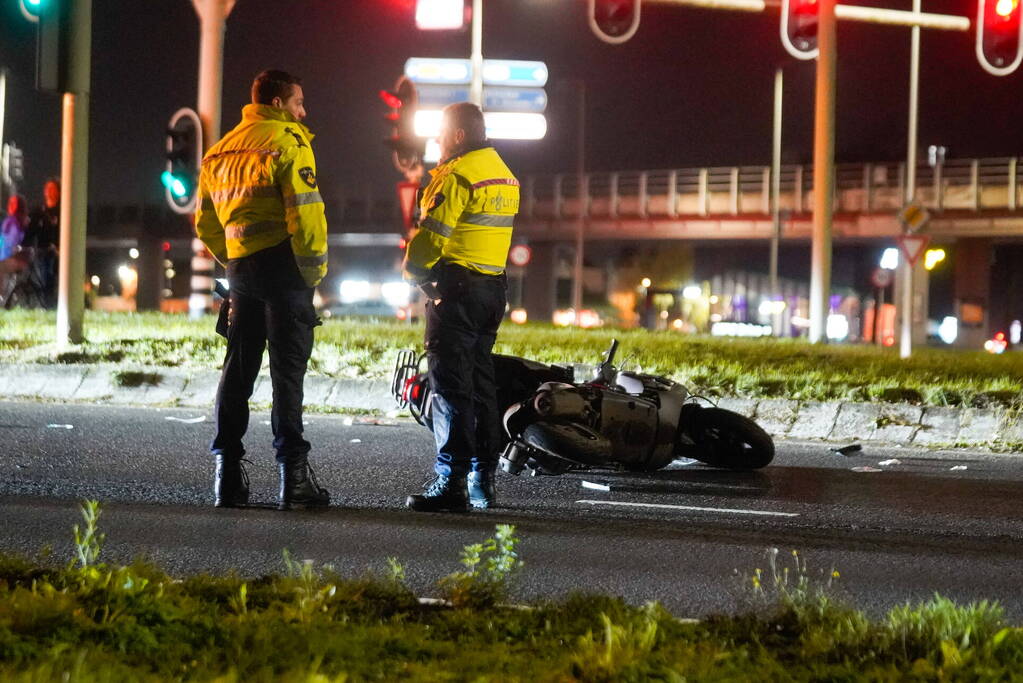 Politiebus schept twee vrouwen op scooter