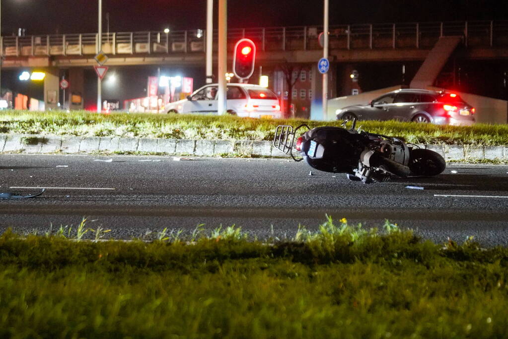 Politiebus schept twee vrouwen op scooter