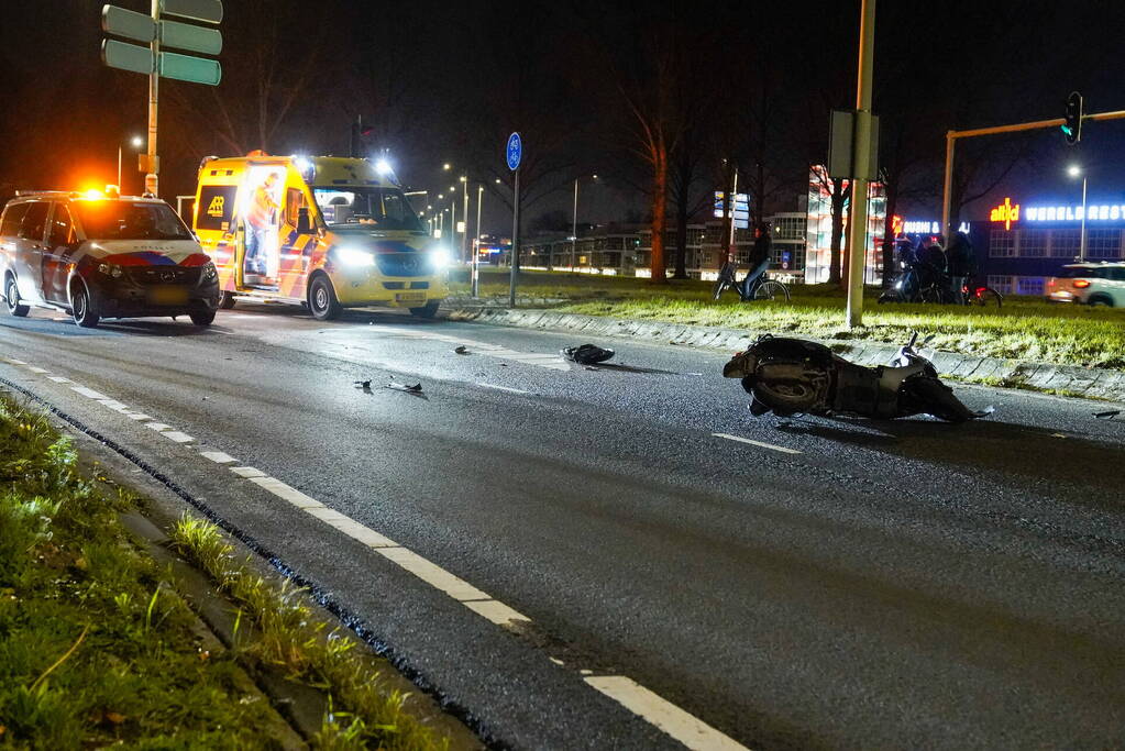 Politiebus schept twee vrouwen op scooter