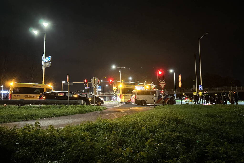 Politiebus schept twee vrouwen op scooter