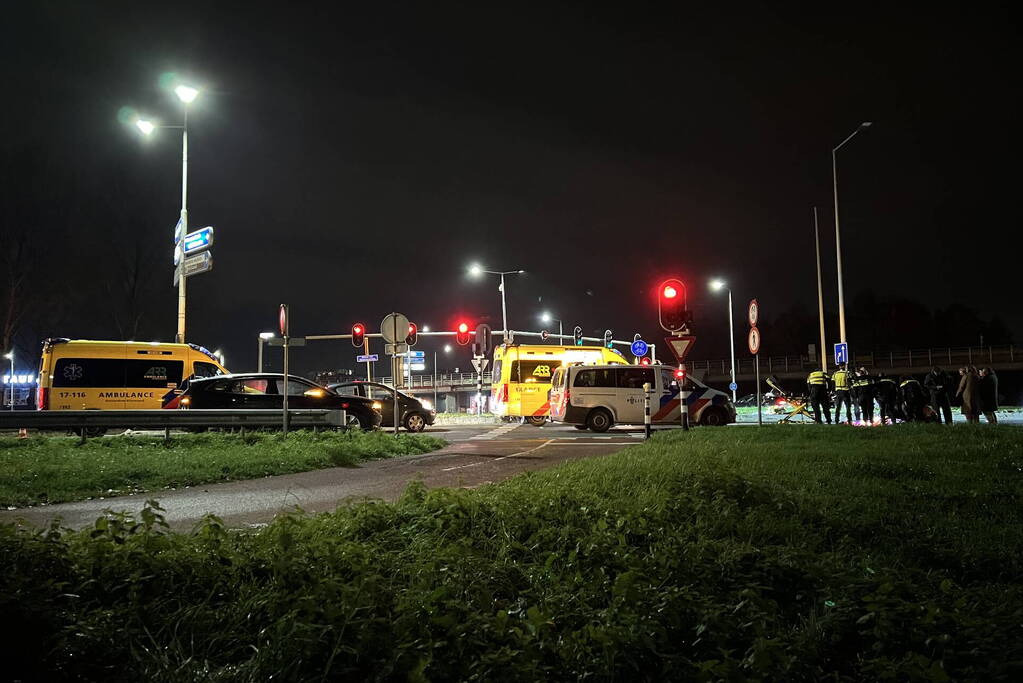 Politiebus schept twee vrouwen op scooter