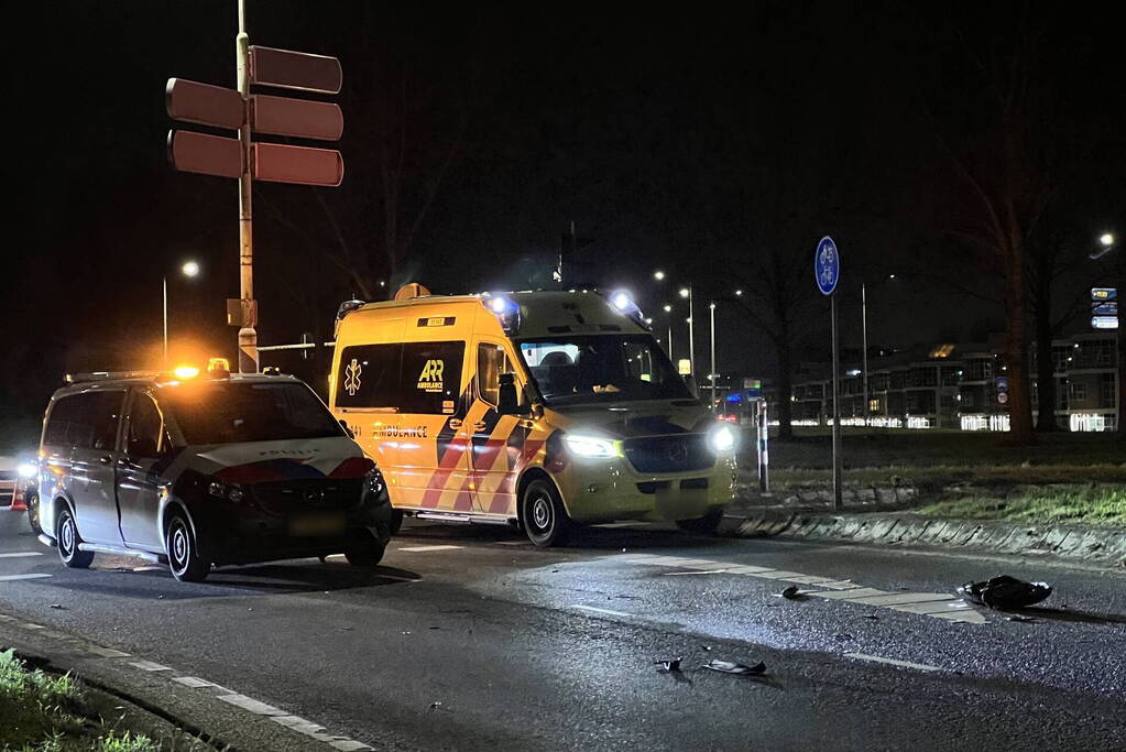 Politiebus schept twee vrouwen op scooter