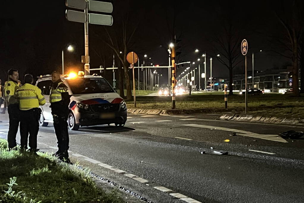 Politiebus schept twee vrouwen op scooter