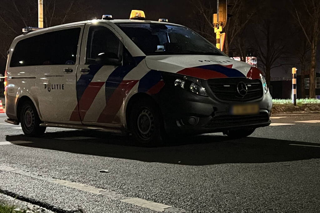 Politiebus schept twee vrouwen op scooter