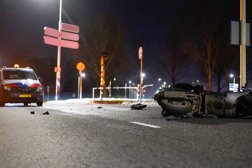 Politiebus schept twee vrouwen op scooter