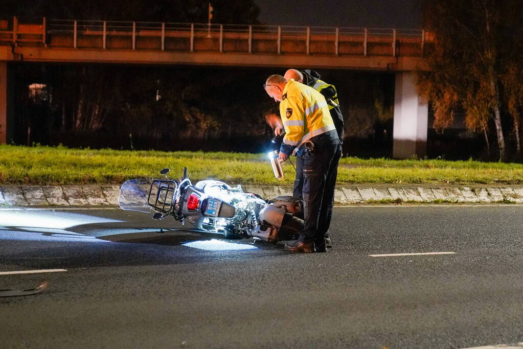 Politiebus schept twee vrouwen op scooter