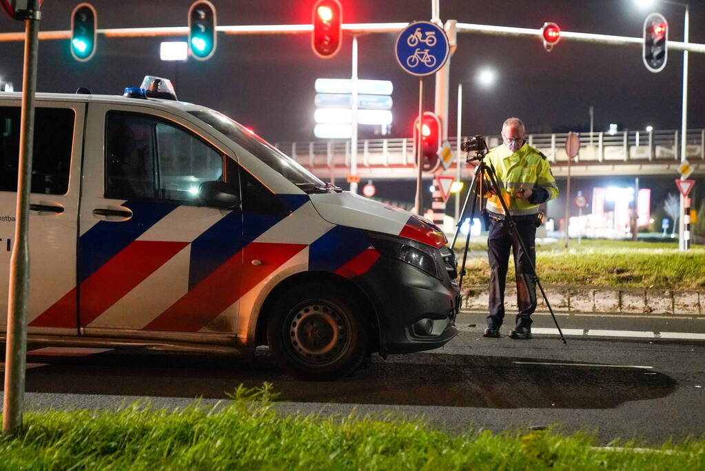 Politiebus schept twee vrouwen op scooter
