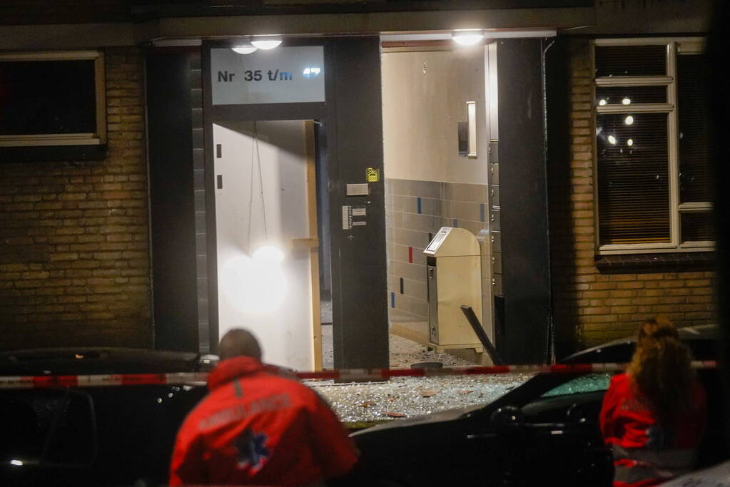 Flinke schade na explosie in portiek