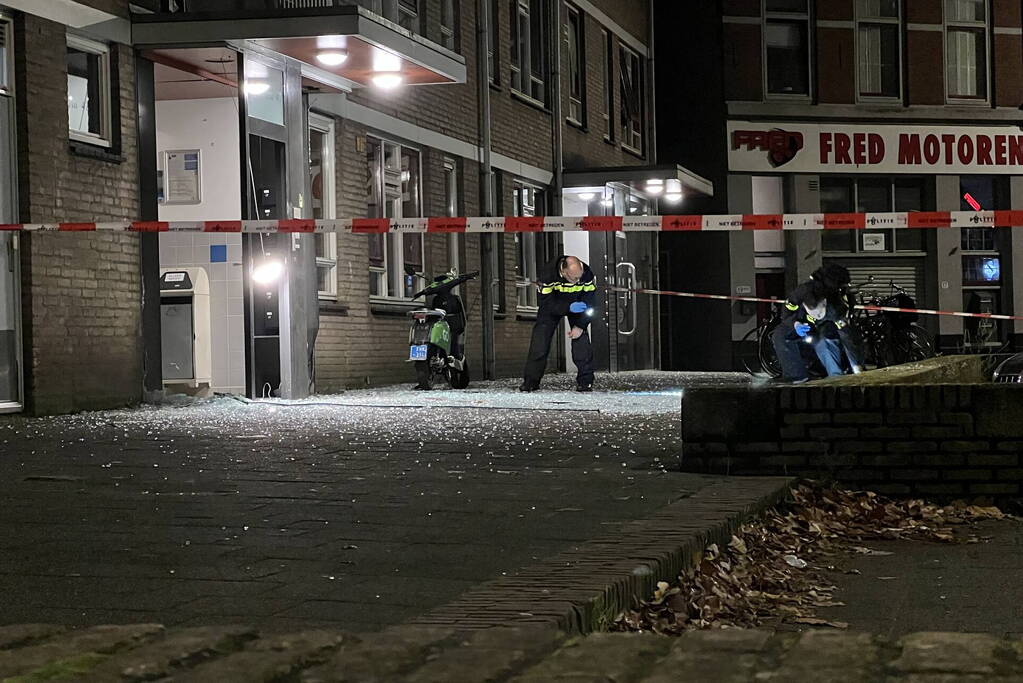 Flinke schade na explosie in portiek