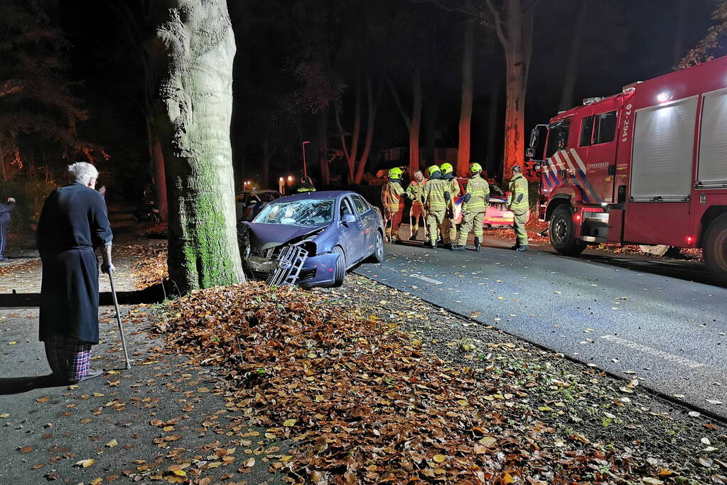 Auto in botsing met boom