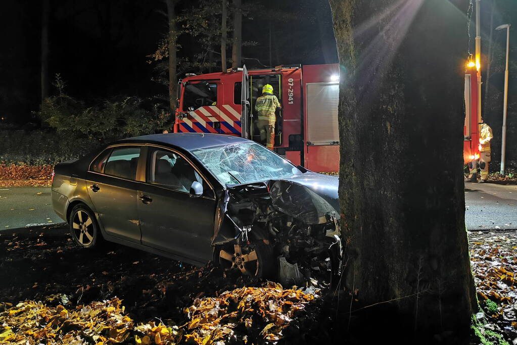 Auto in botsing met boom
