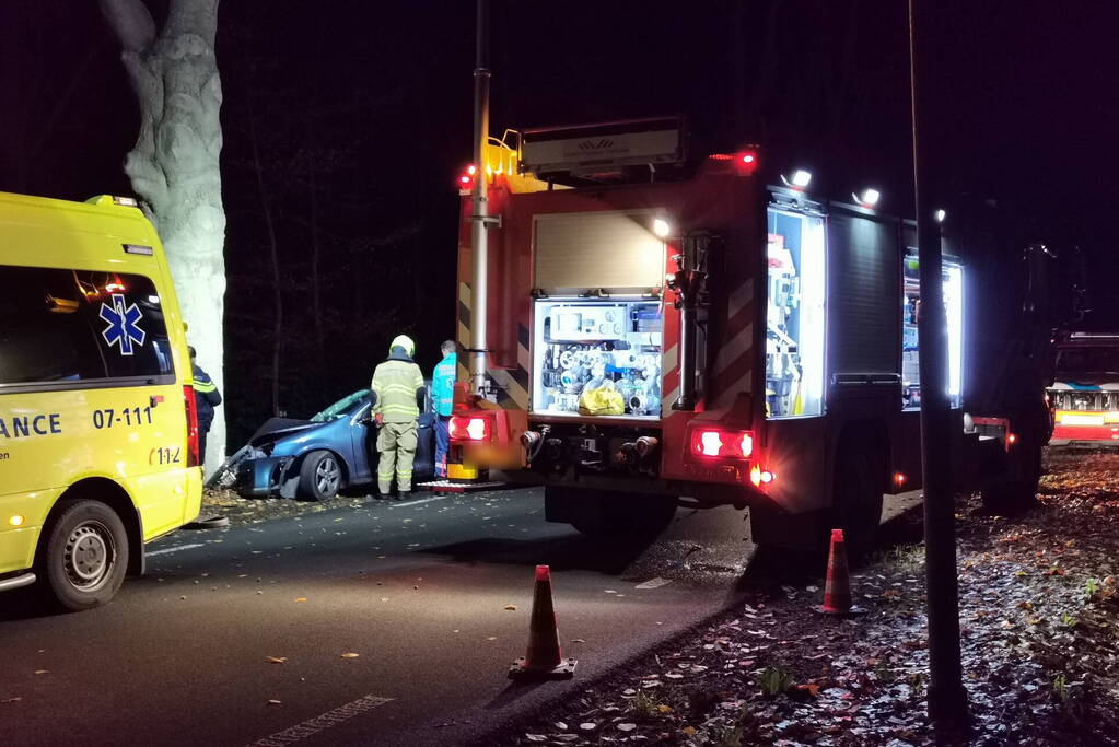 Auto in botsing met boom