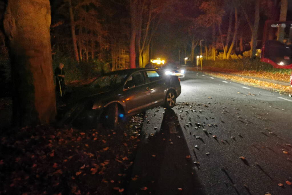 Auto in botsing met boom