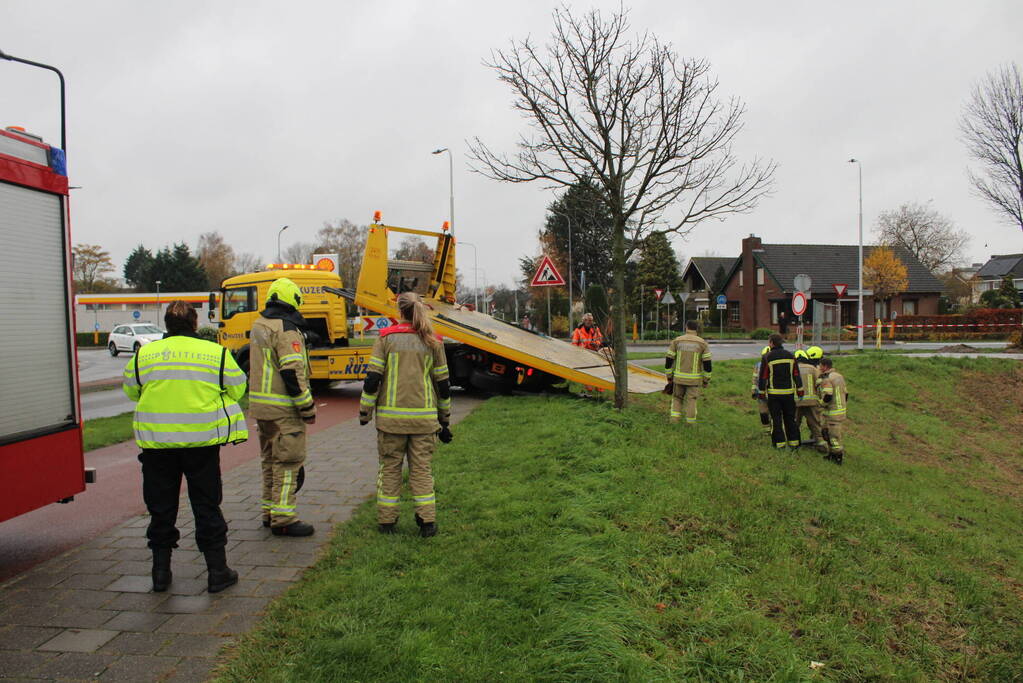 Auto belandt in sloot