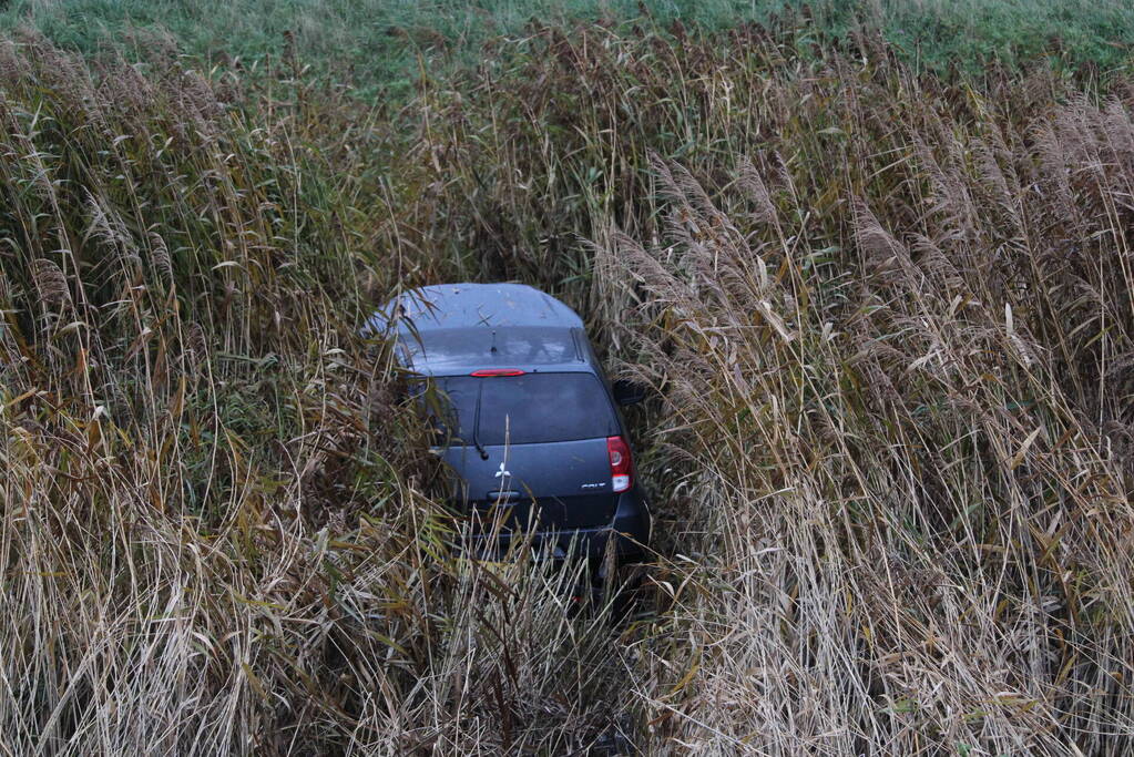 Auto belandt in sloot
