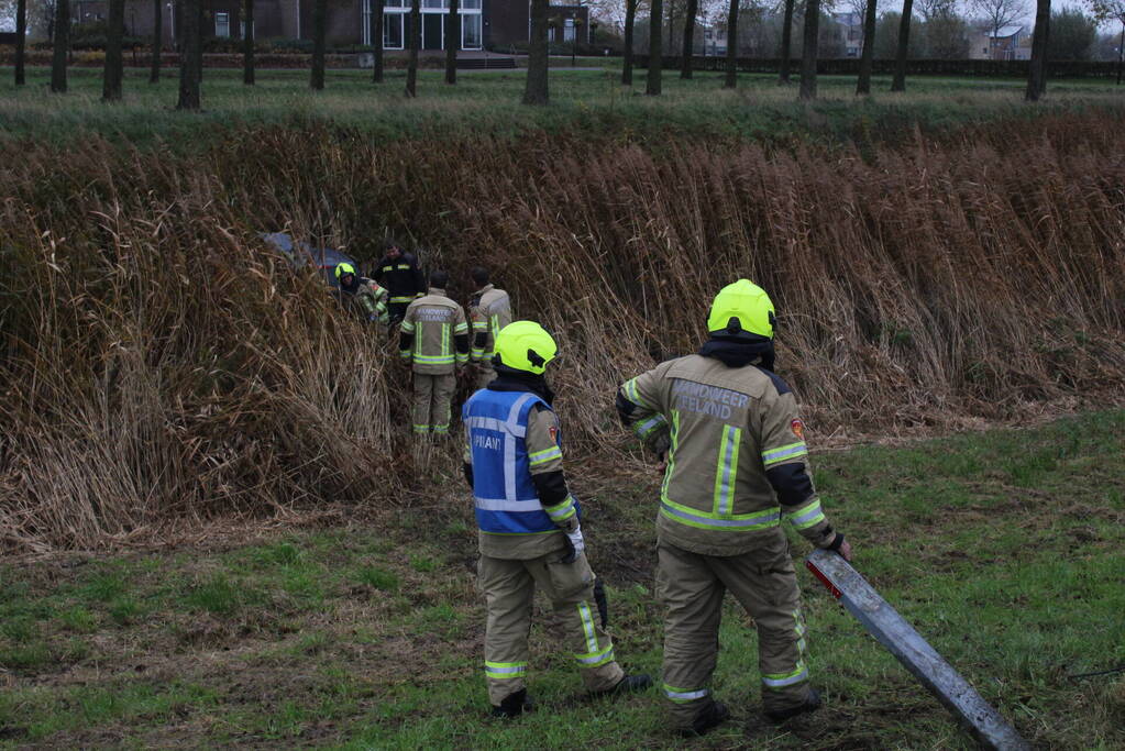 Auto belandt in sloot