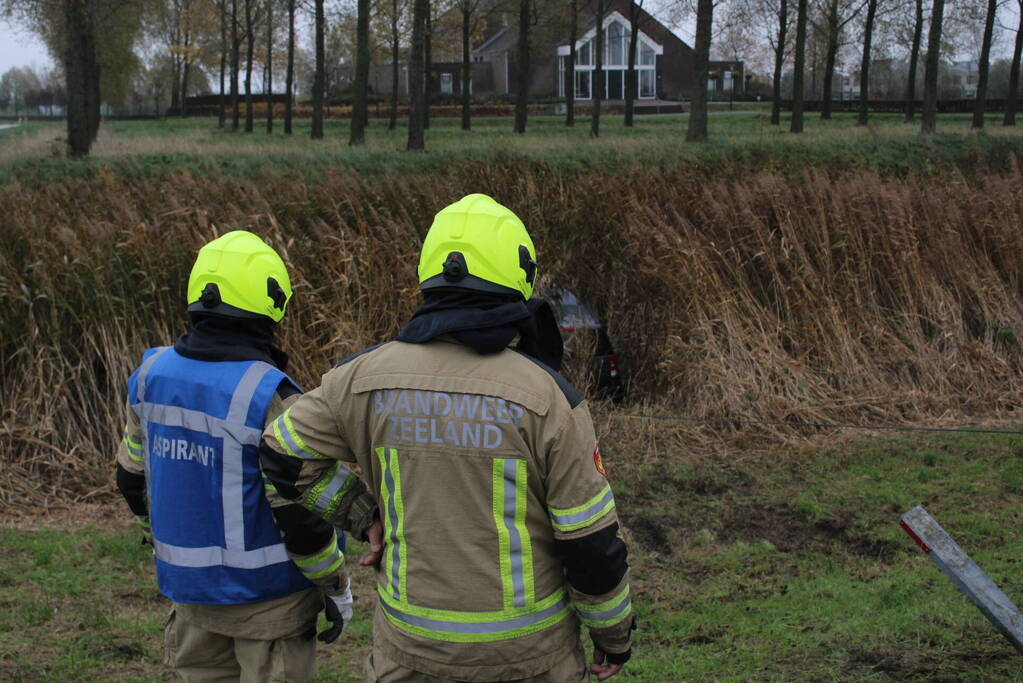 Auto belandt in sloot