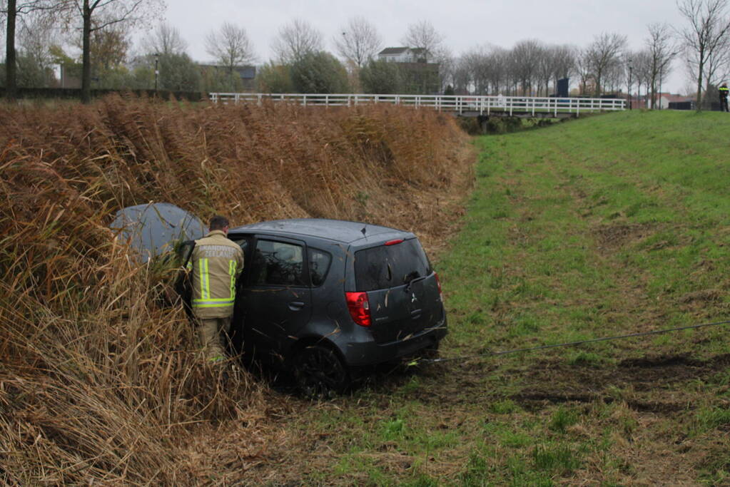 Auto belandt in sloot