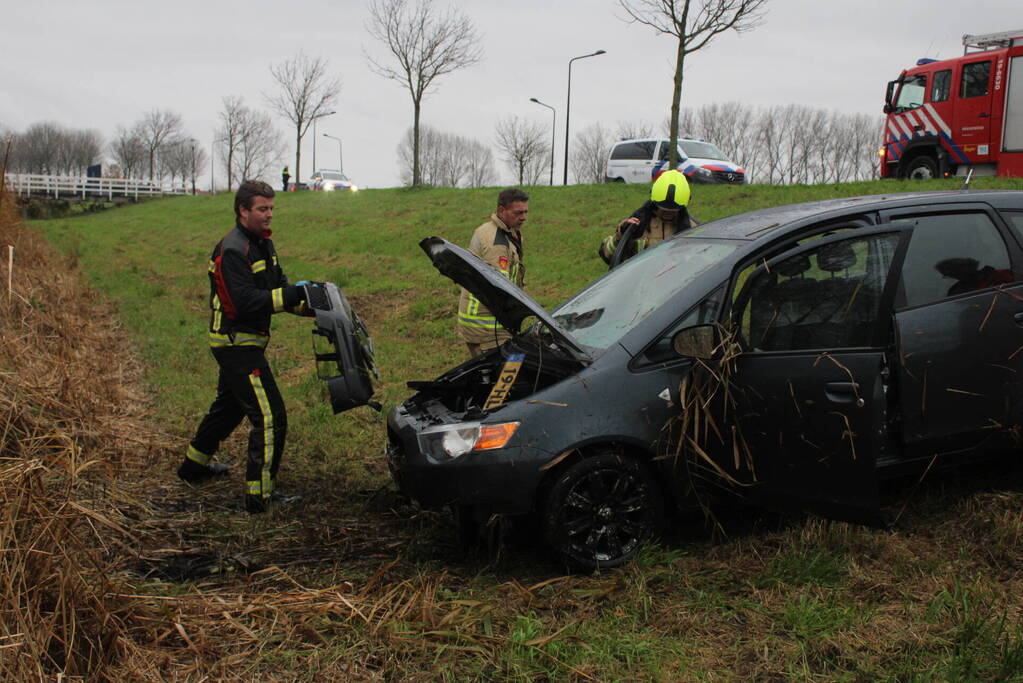 Auto belandt in sloot