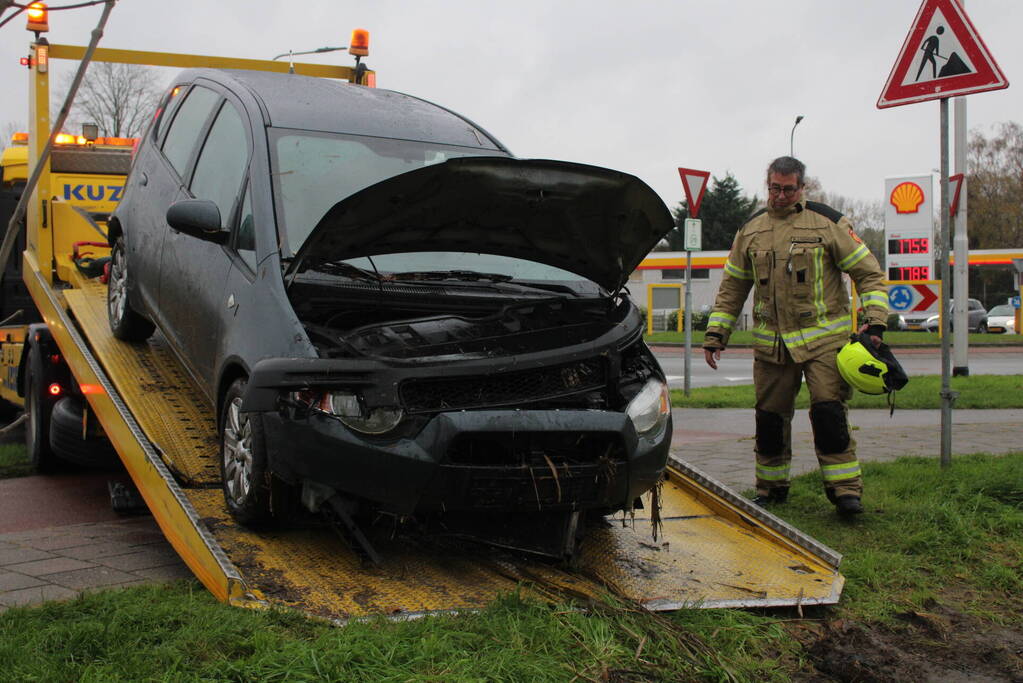 Auto belandt in sloot