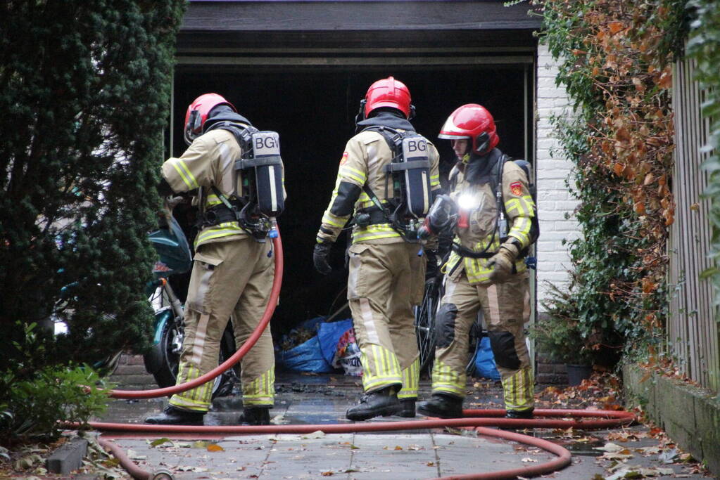 Motor in brand in garage van woning