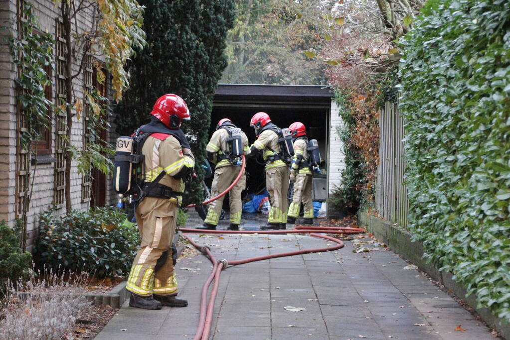 Motor in brand in garage van woning
