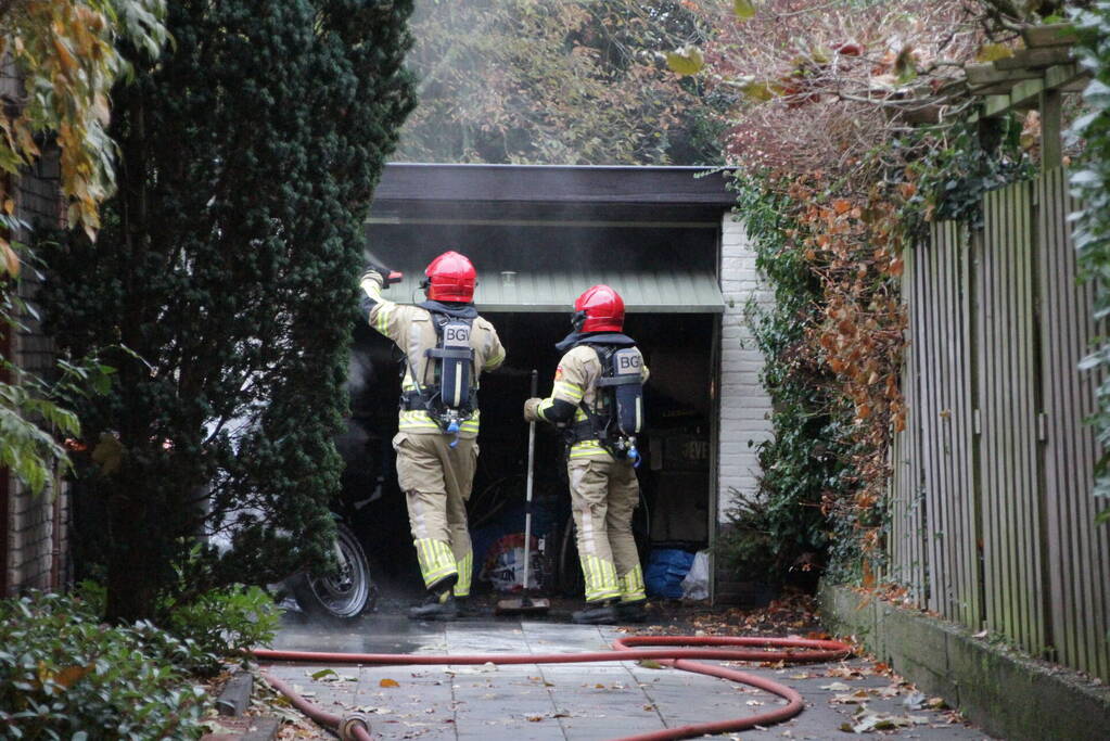 Motor in brand in garage van woning