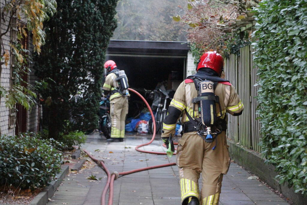 Motor in brand in garage van woning