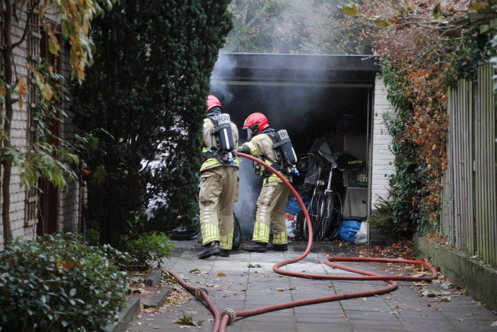 Motor in brand in garage van woning
