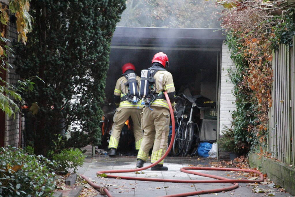 Motor in brand in garage van woning