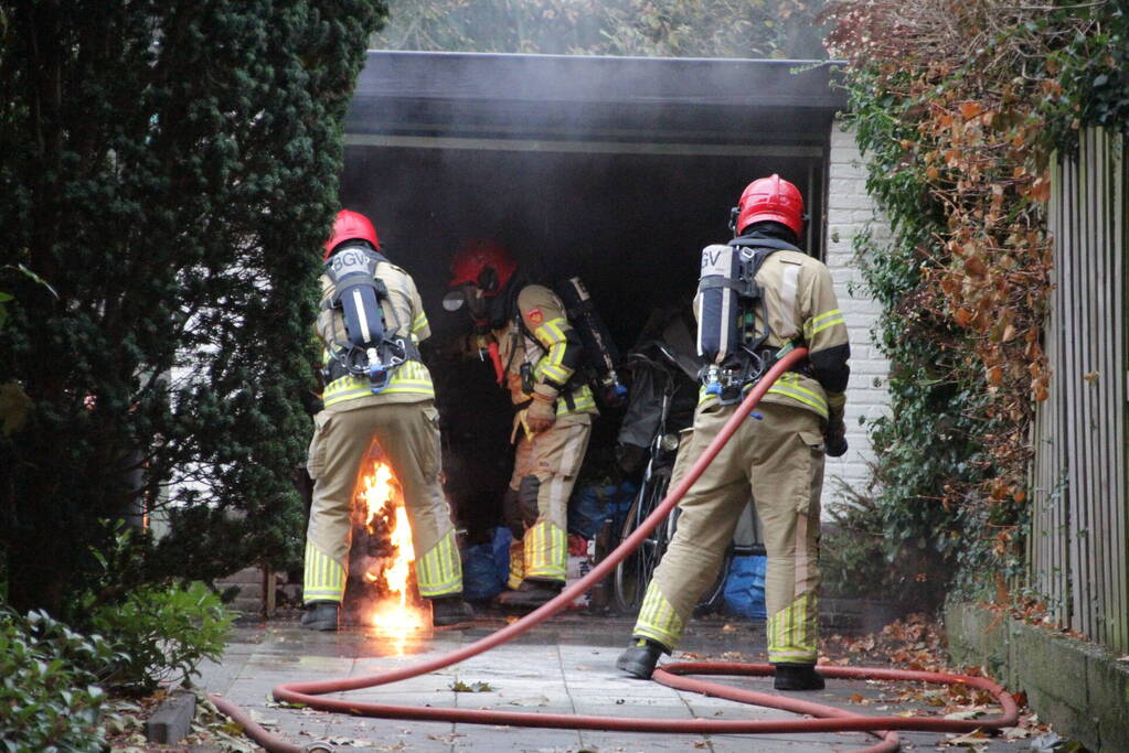 Motor in brand in garage van woning