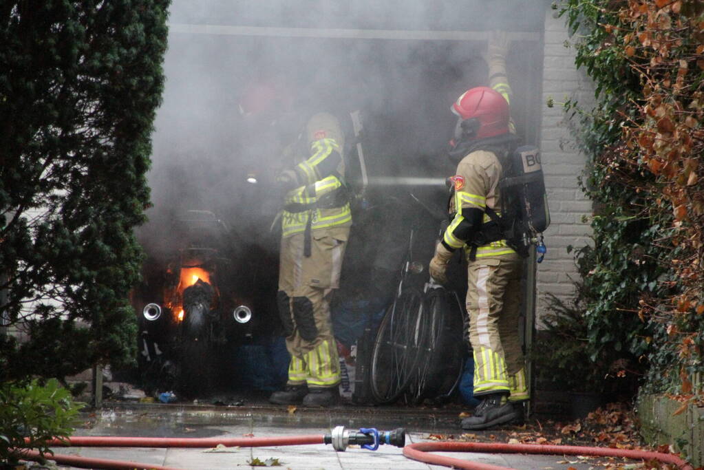 Motor in brand in garage van woning
