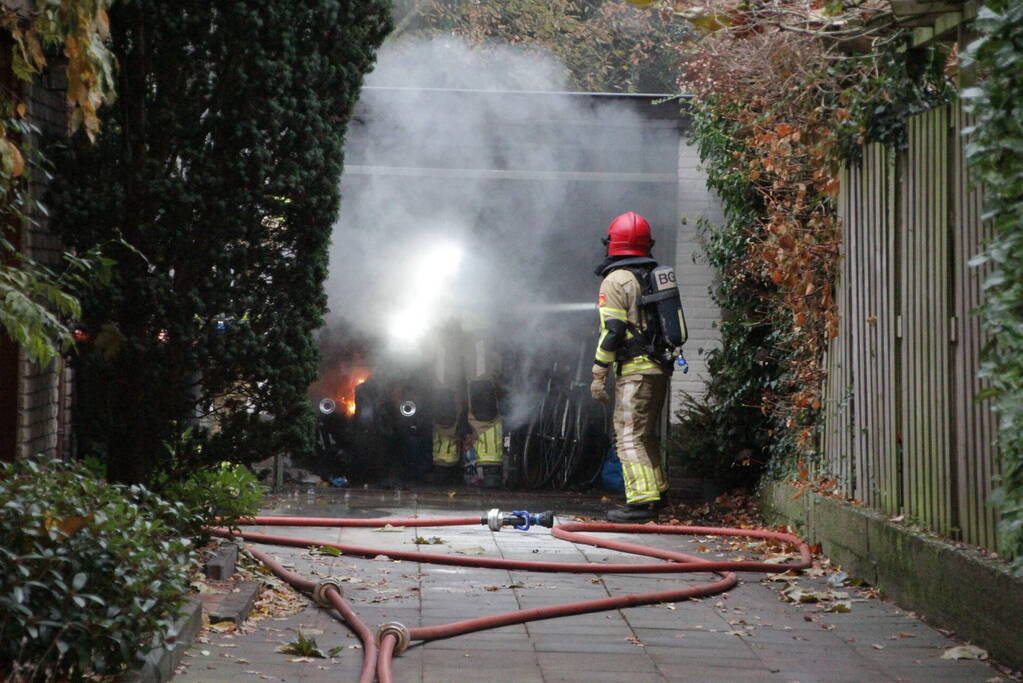 Motor in brand in garage van woning