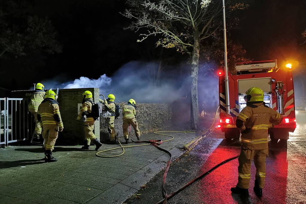 Container in brand op schoolplein