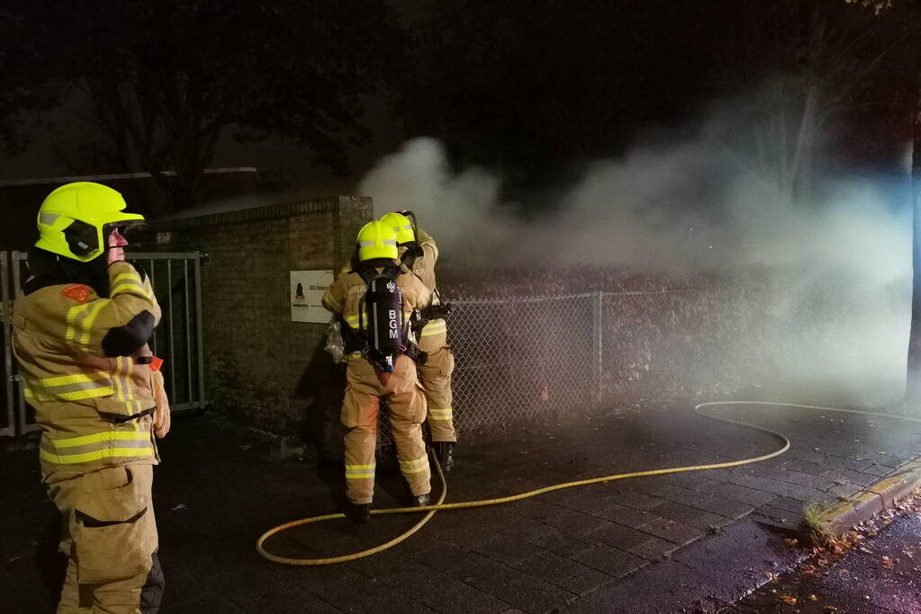 Container in brand op schoolplein