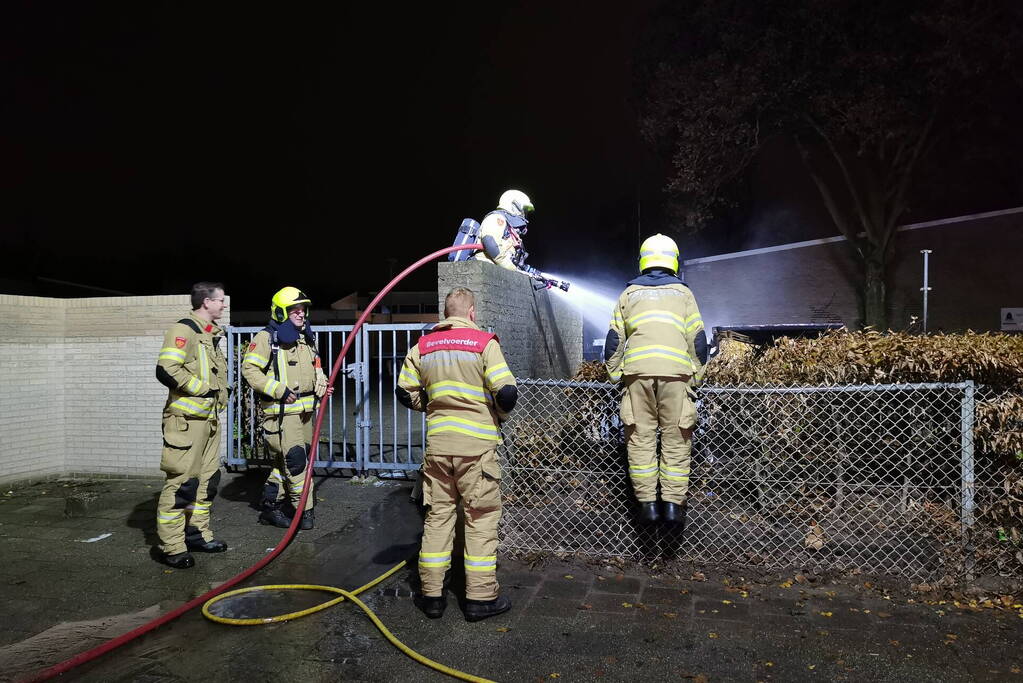 Container in brand op schoolplein