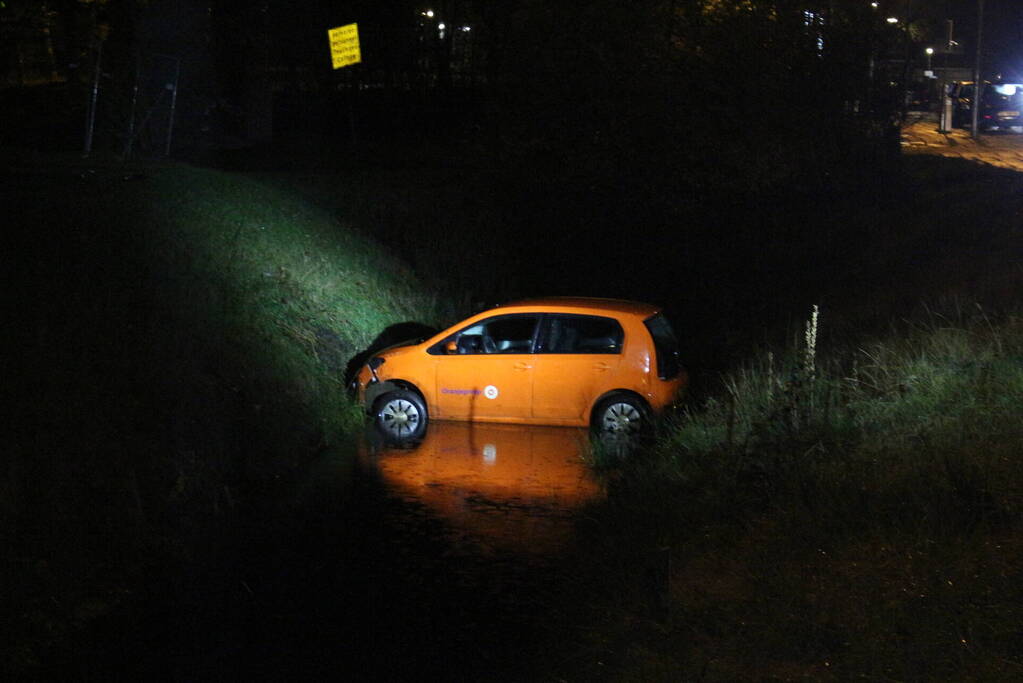 Personenauto belandt in ondiepe sloot