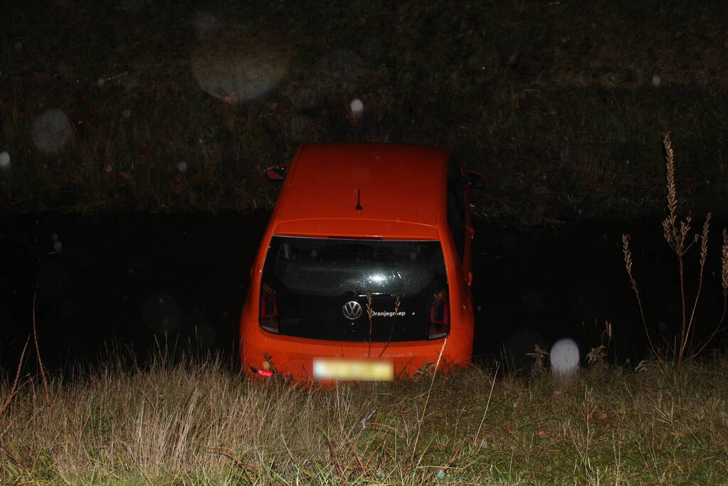 Personenauto belandt in ondiepe sloot