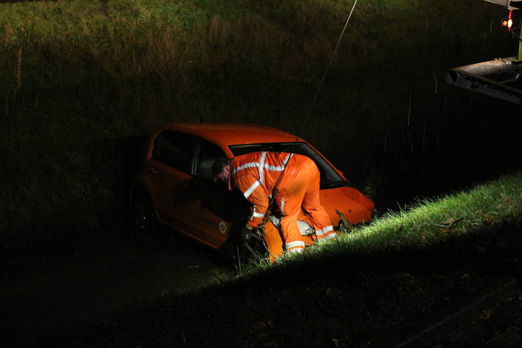 Personenauto belandt in ondiepe sloot