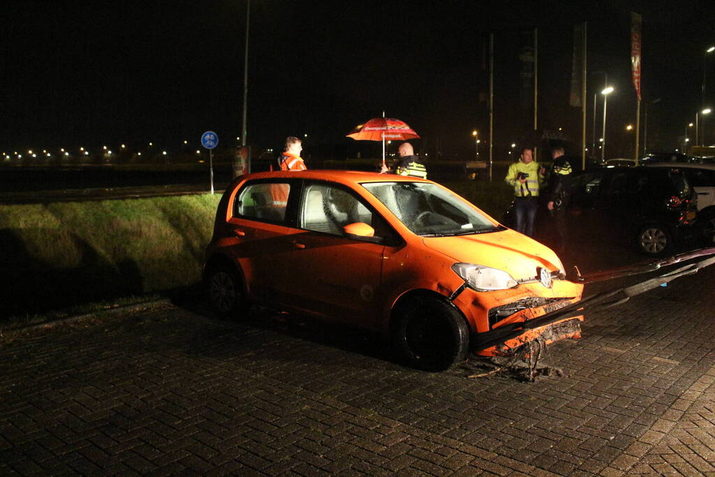 Personenauto belandt in ondiepe sloot
