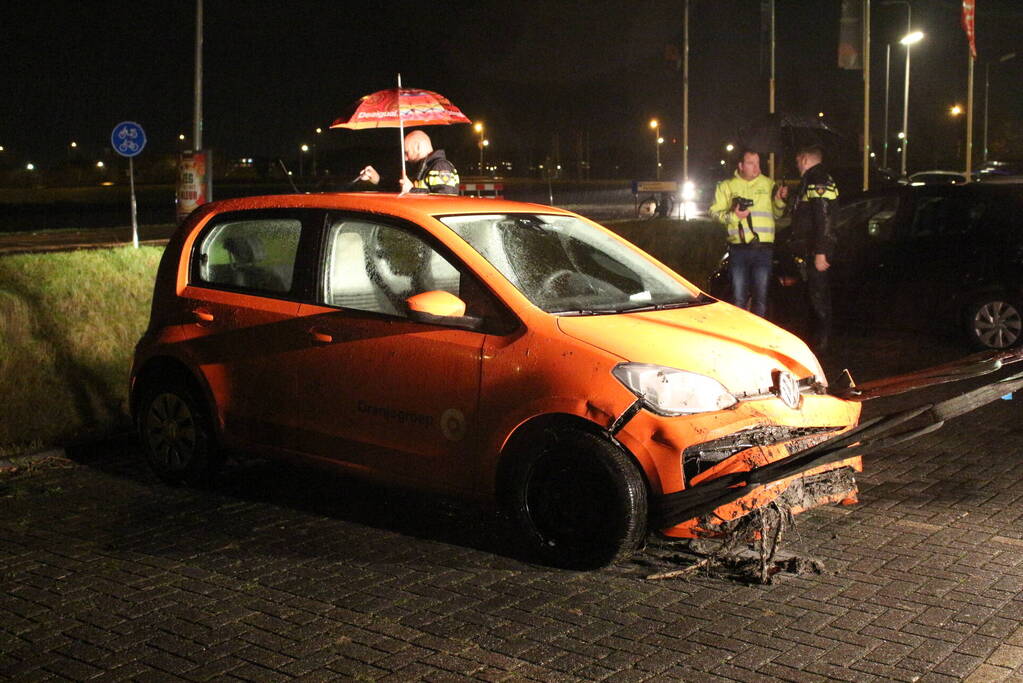 Personenauto belandt in ondiepe sloot