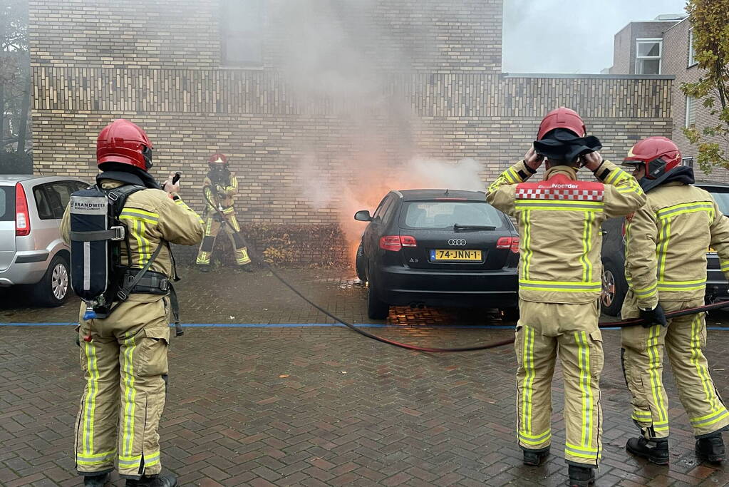 Auto al rijdend in brand gevlogen