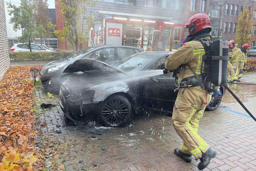 Auto al rijdend in brand gevlogen