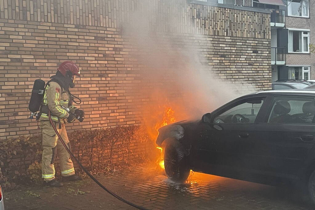 Auto al rijdend in brand gevlogen