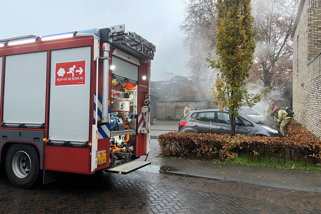 Auto al rijdend in brand gevlogen