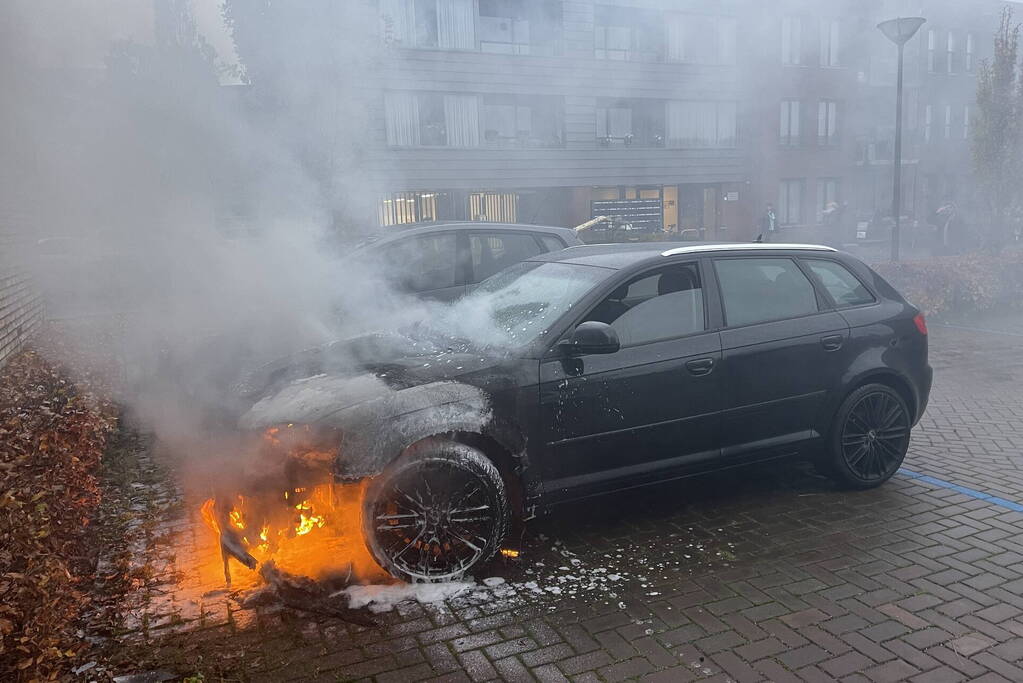 Auto al rijdend in brand gevlogen